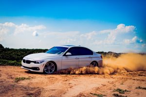 BMW fährt sportlich durch unbewegtes Gelände